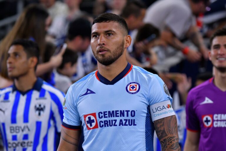 “Señalan al paraguayo Juan Escobar por “ayudar” al fracaso de Tuca Ferretti en Cruz Azul” #FVDigital