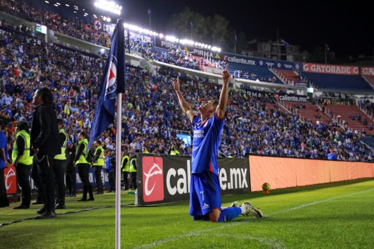 Martín Anselmi llena de elogios el trabajo de Uriel Antuna en Cruz Azul