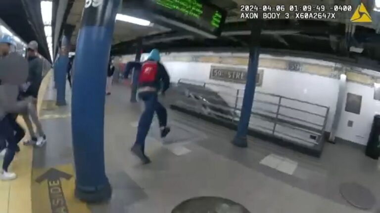 Cámara de policía capta arresto de asaltante en el metro