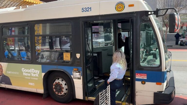 Buscan a sujeto que apuñaló a pasajero en bus de la MTA