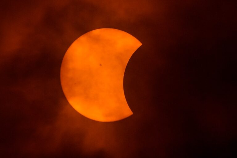 Eclipse solar al amanecer este sábado en Nueva York: ¿Cómo verlo?