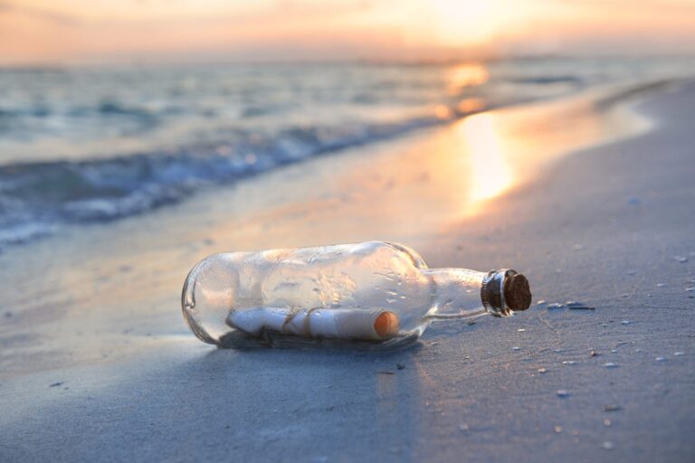 Un niño lanza un mensaje en una botella al mar y recibe una respuesta nueve años después