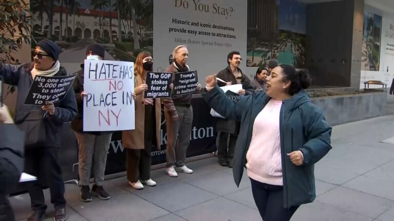 Protestas ante visita a NY del gobernador de Texas Abbott