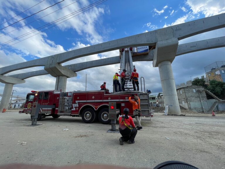 Autoridades realizan entrenamiento de rescate en el Monorriel de Santiago