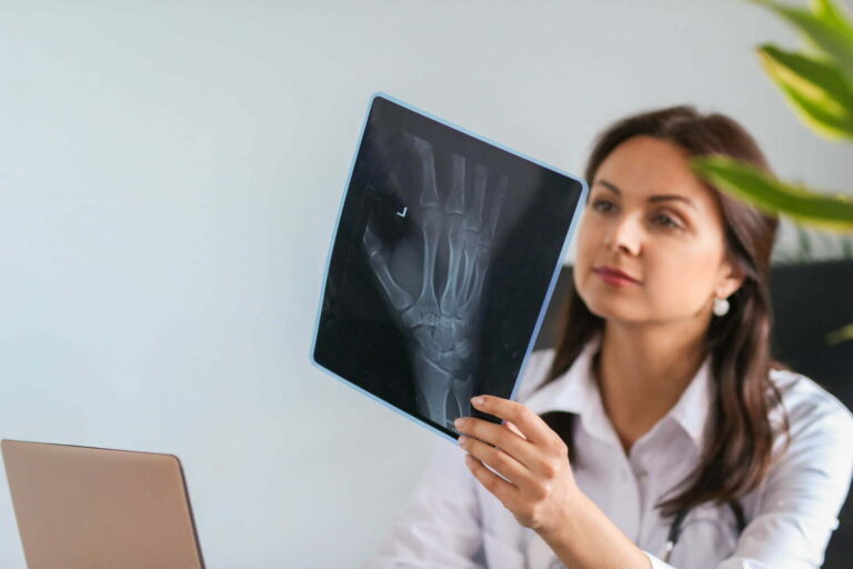 cómo beber mucha agua puede ayudar a prevenir la osteoporosis