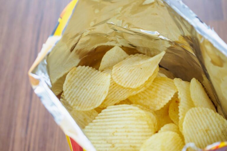 ¿Por qué no puedes parar de comer patatas fritas en bolsa? El secreto de su irresistible encanto