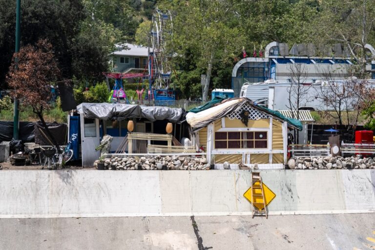 Inmigrante sin techo construye su hogar con paneles solares en Arroyo Seco #FVDigital