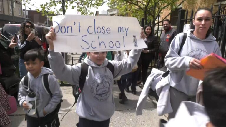 Estudiantes y padres lamentan posible cierre escuela
