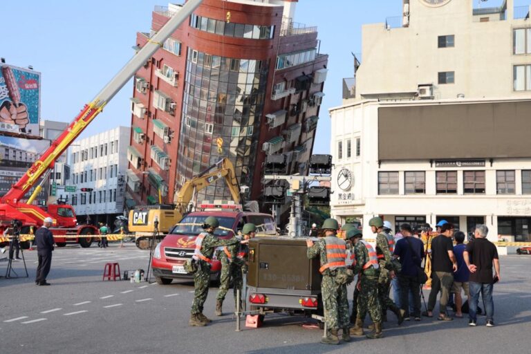 Continúan las labores de rescate de más de 100 personas atrapadas tras el terremoto que sacudió a Taiwán