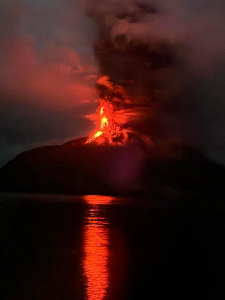 El volcán indonesio Ruang vuelve a entrar en erupción con una nube de 5.000 metros