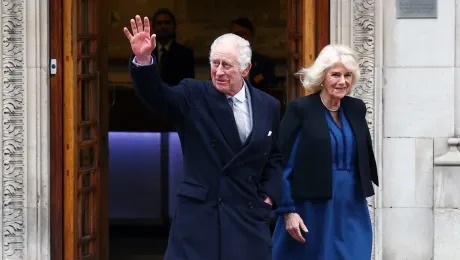 Carlos III visita un centro contra el cáncer en su primer compromiso público desde febrero