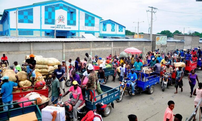 Haitianos llegan a zona fronteriza de Dajabón para comprar artículos de primera necesidad #FVDigital