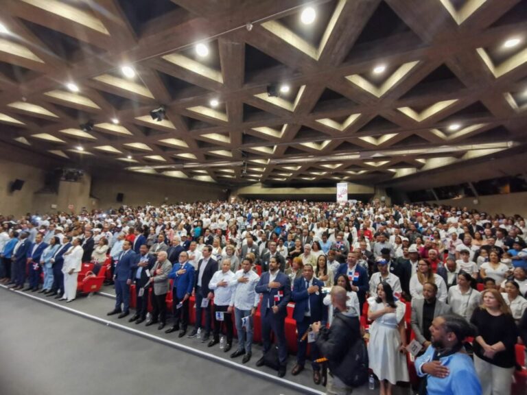 Realizan masiva juramentación de dirigentes del comando de campaña del PRM en Madrid