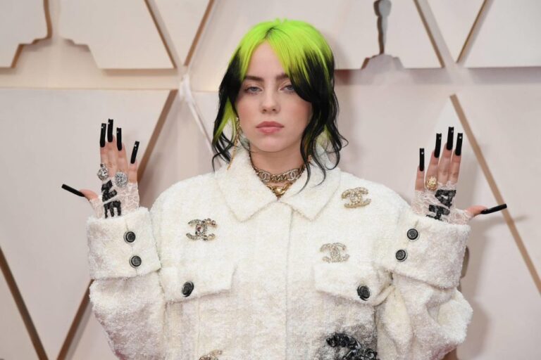 Billie Eilish enfocada en el lanzamiento de su álbum #FVDigital