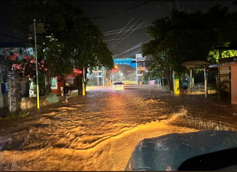 Fuertes inundaciones en Las Terrenas por vaguada