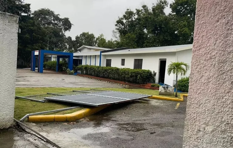 Portón cae sobre seguridad de Conani en Jarabacoa – noticias telemicro