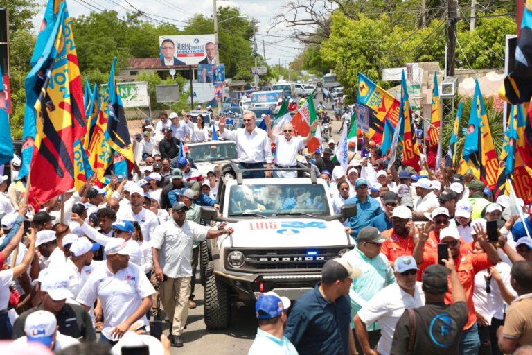 Abinader encabeza caravana en Esparanza