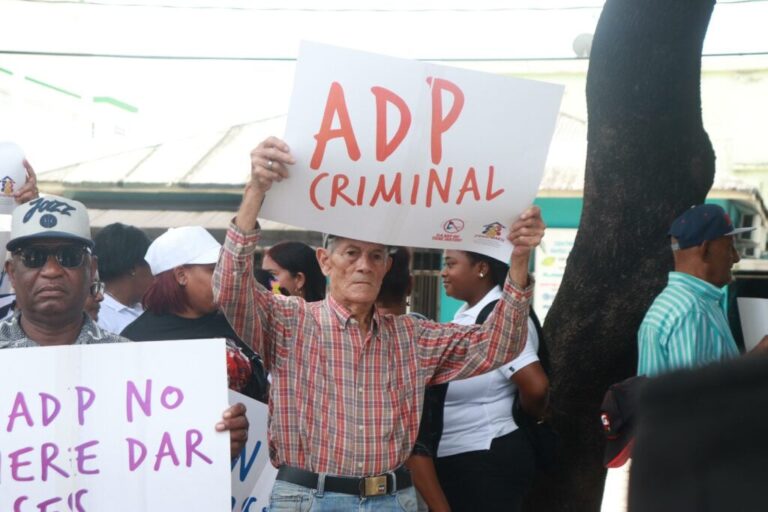 “ADP criminal”, padres protestan contra paro de docencia