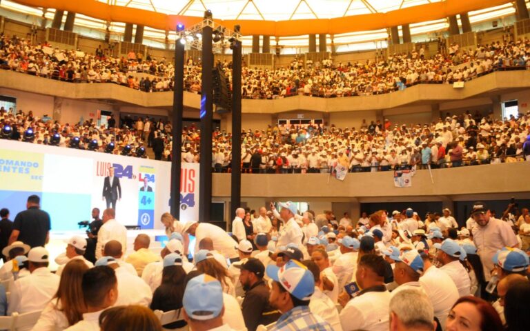 Fotos: Así está el Coliseo Carlos Teo Cruz durante actividad en apoyo a reelección de Luis Abinader