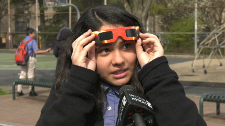 Boletín Matinal:  'Me siento emocionada… estoy viendo que el día se está volviendo más oscuro': estudiante en Brooklyn observando el eclipse