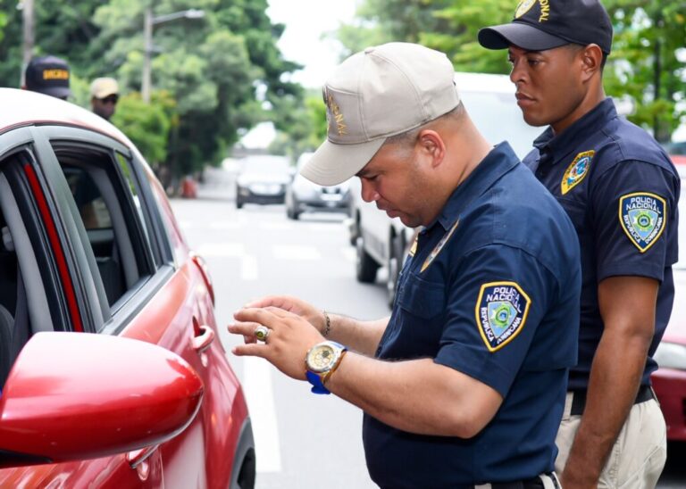 Policiales: DICRIM arresta 10 personas en las últimas 24 horas por diferentes delitos como porte ilegal de arma de fuego, suplantación de identidad, estafa y venta de estupefacientes. – Policía Nacional Dominicana