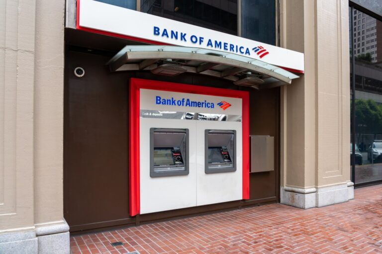 Joven deposita dinero en Bank of America y es estafada por ATM: su duro video