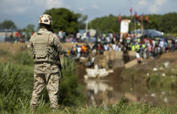 Haitianos remueven escombros del Río Masacre frente a toma del canal La Vigía