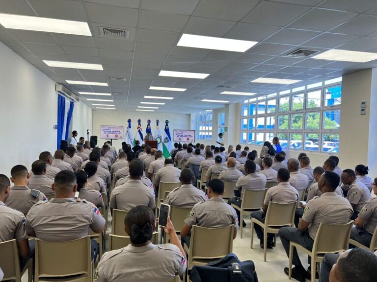 Policiales: Agentes del orden participan en la conferencia “Lucha Contra el Ciberdelito”, dictada por el Ministerio Público y el IPES. – Policía Nacional Dominicana