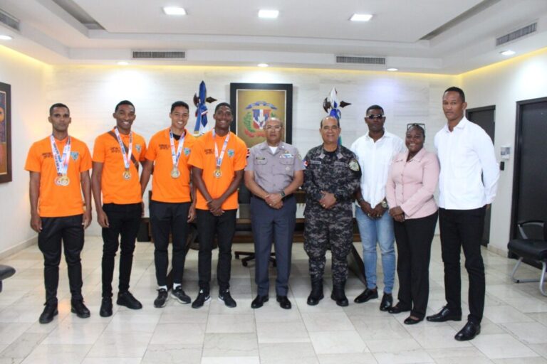 Policiales: Director de la Policía Nacional recibe medallistas de Oro 4×400 en Juegos Militares y Policiales. – Policía Nacional Dominicana