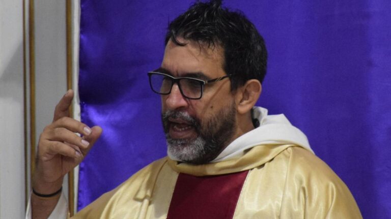Léster Zayas, el cura que critica la precaria situación en Cuba y las presiones que denuncia por hacerlo #FVDigital