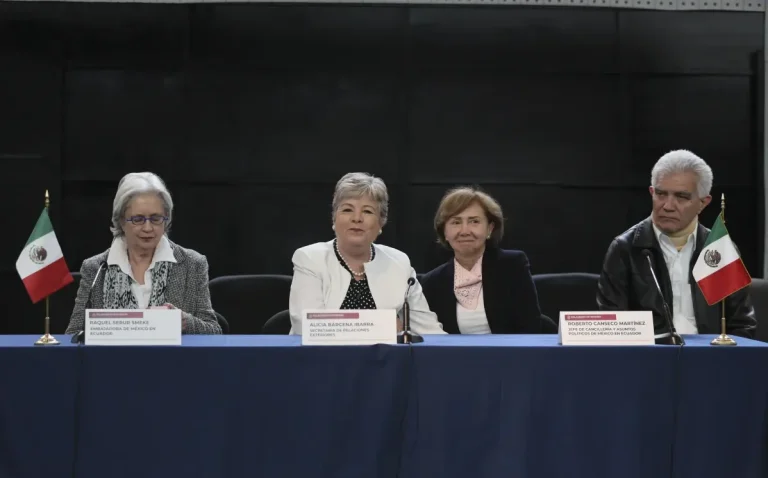 Diplomáticos retornan a México tras la ruptura de relaciones con Ecuador