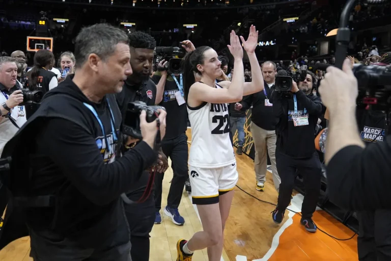 Caitlin Clark lidera remontada de Iowa 71-69 sobre UConn en el Final Four femenino