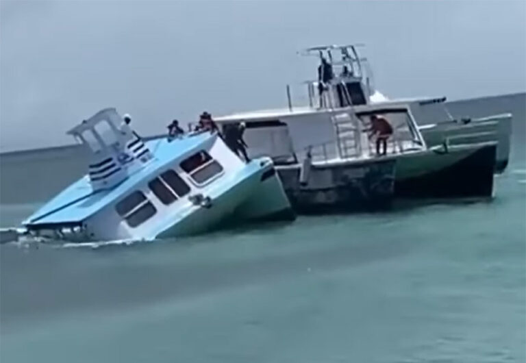 Embarcación llena de turistas – LosMocanos