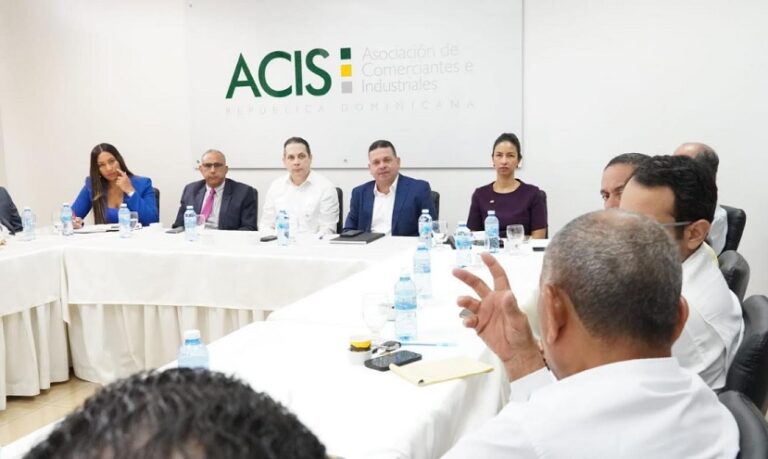 Asociación de Comerciantes e industriales de Santiago recibe al director de Proindustria