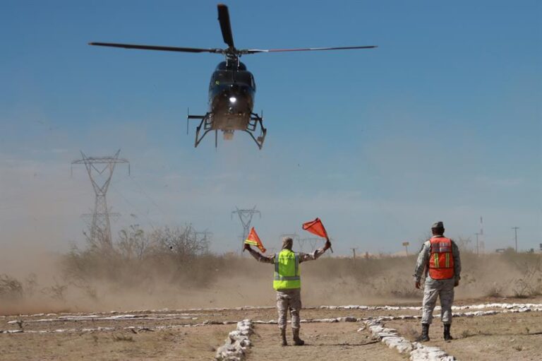 Rescatan migrantes perdidos y deshidratados en desierto México #FVDigital