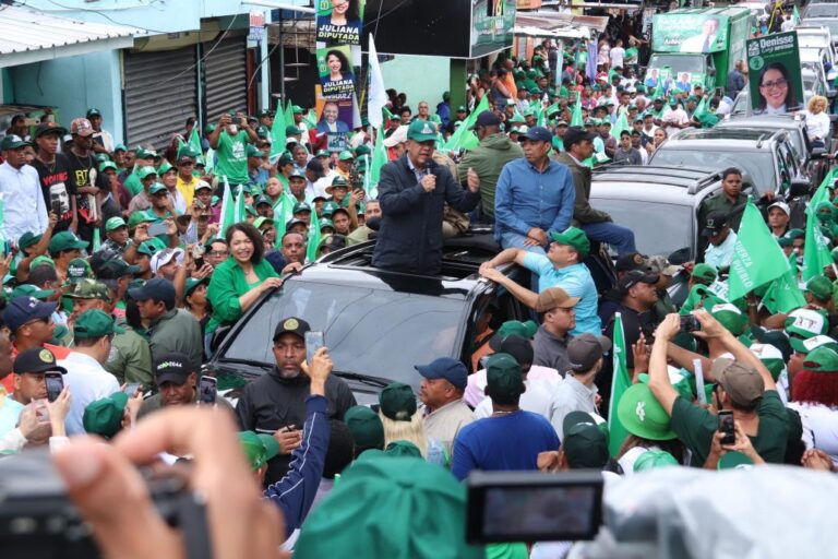 Desafiando la lluvia, Leonel Fernández juramenta nuevos miembros de la Fuerza del Pueblo en SDE #FVDigital