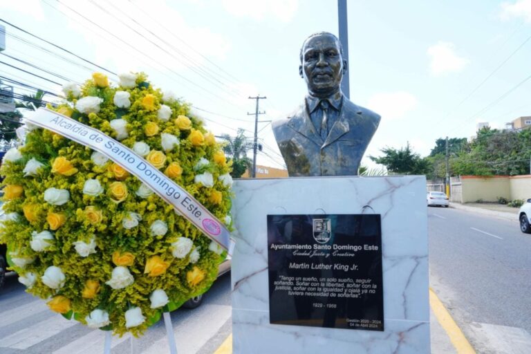 Ayuntamiento SDE develiza busto en honor Martin Luther King