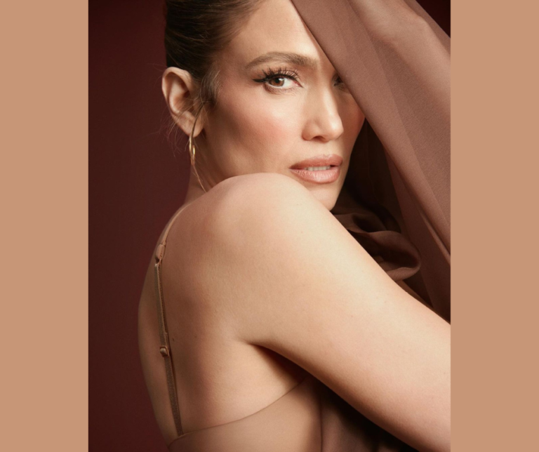 Doña JLo modela su nueva colección (fotos)   #FVDigital