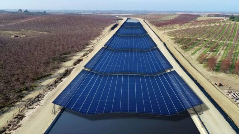 Algunos países están cubriendo sus canales de riego con millones de paneles solares #FVDigital