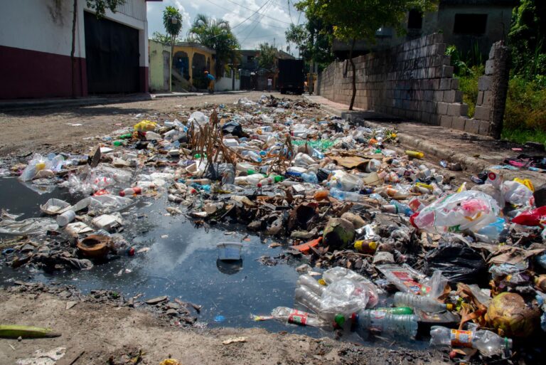 Estudiantes denuncian cúmulos de basura afecta escuela y residentes en Los Alcarrizos – noticias telemicro