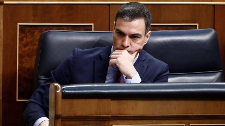 Pedro Sánchez ultima su decisión con todas las opciones abiertas y una ola de aliento socialista