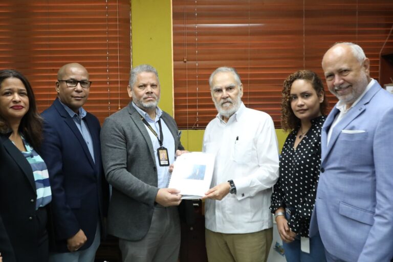 PRM entrega programa de gobierno de Abinader ante la JCE