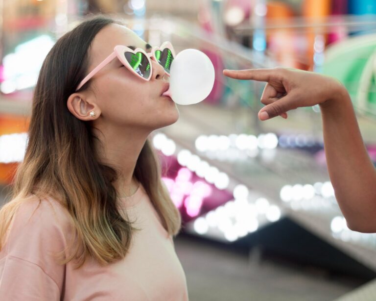 ¿Qué sucede con el chicle que tragamos? La respuesta te sorprenderá