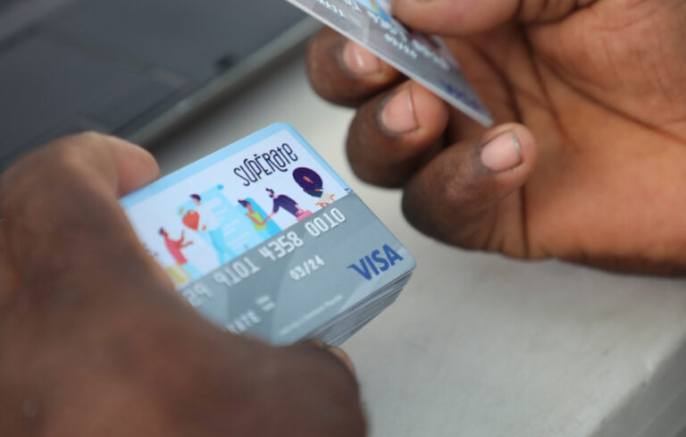 Denuncian tarjetas de Supérate las venden y las empeñan – Remolacha   #FVDigital