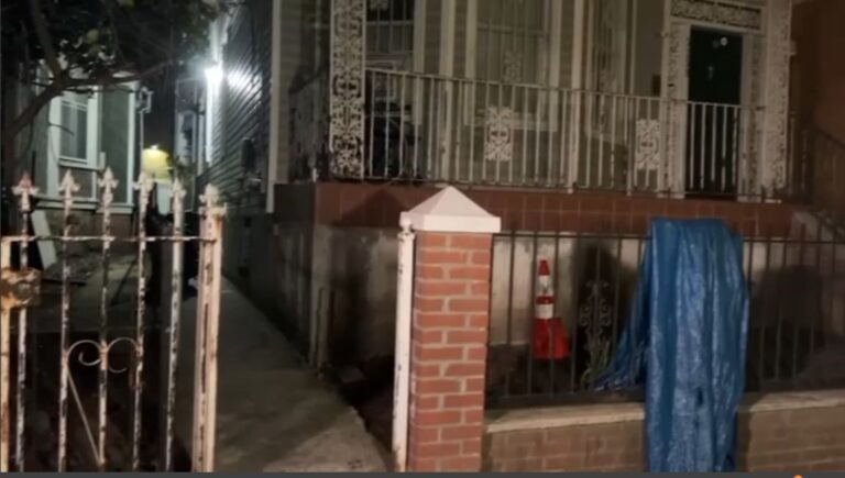 Detienen a varias personas en una vivienda; armas y drogas