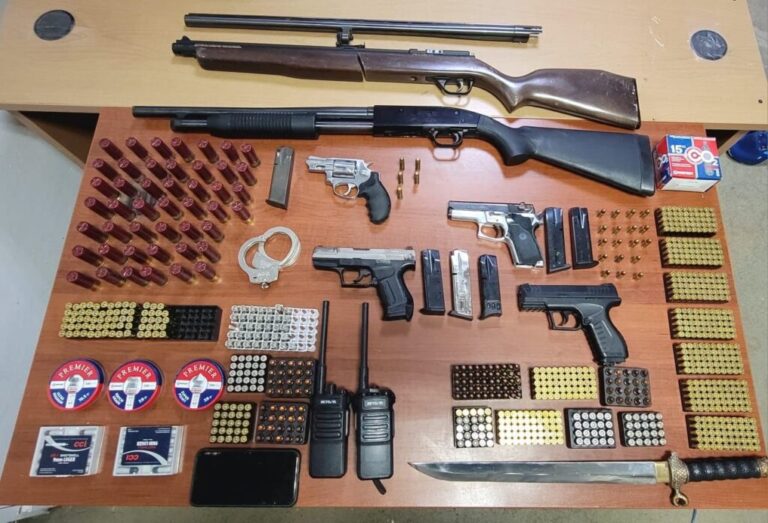 Policiales: Policía Nacional y Ministerio Público confiscan armas de fuego ilegales, rifle, decenas de municiones entre otros objetos relacionados. – Policía Nacional Dominicana