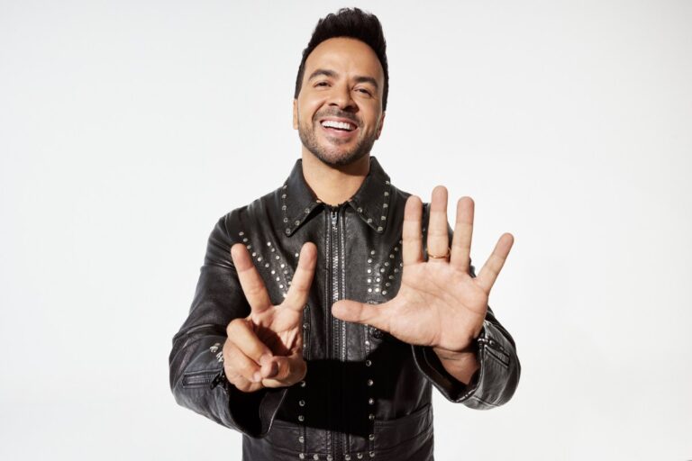 Luis Fonsi celebra 25 años de carrera con un buen viaje