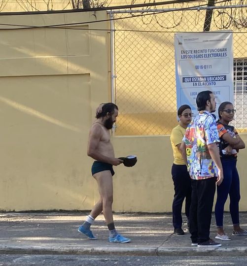 Hombre acude a votar en ropa interior