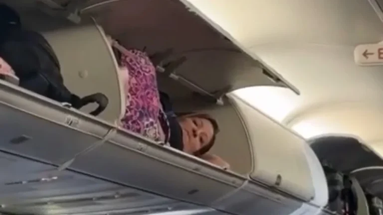 VIDEO. Una pasajera es filmada dormida en el maletero de un avión