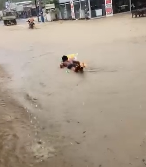 Hombre “surfea” en medio de inundaciones tras las lluvias torrenciales – noticias telemicro